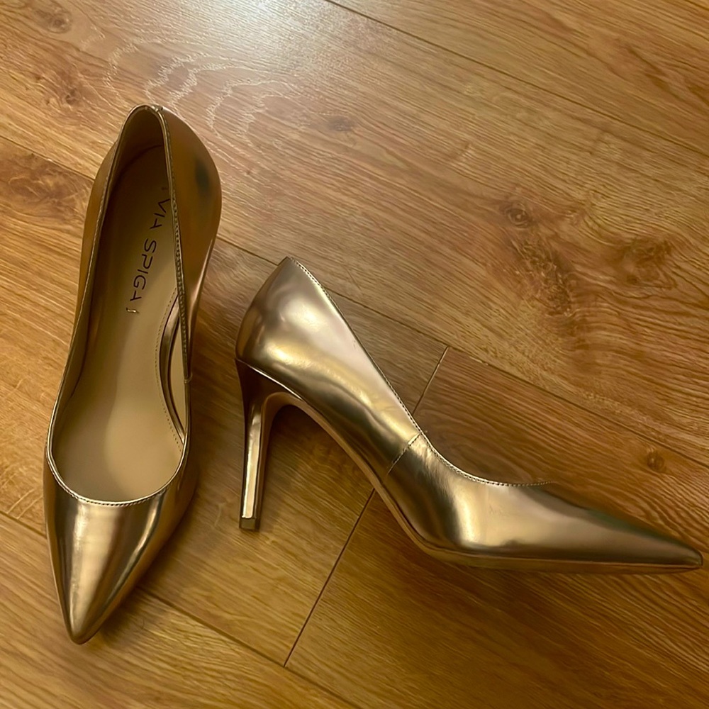 Like new Via Spiga 37.5 / 7 pumps gold